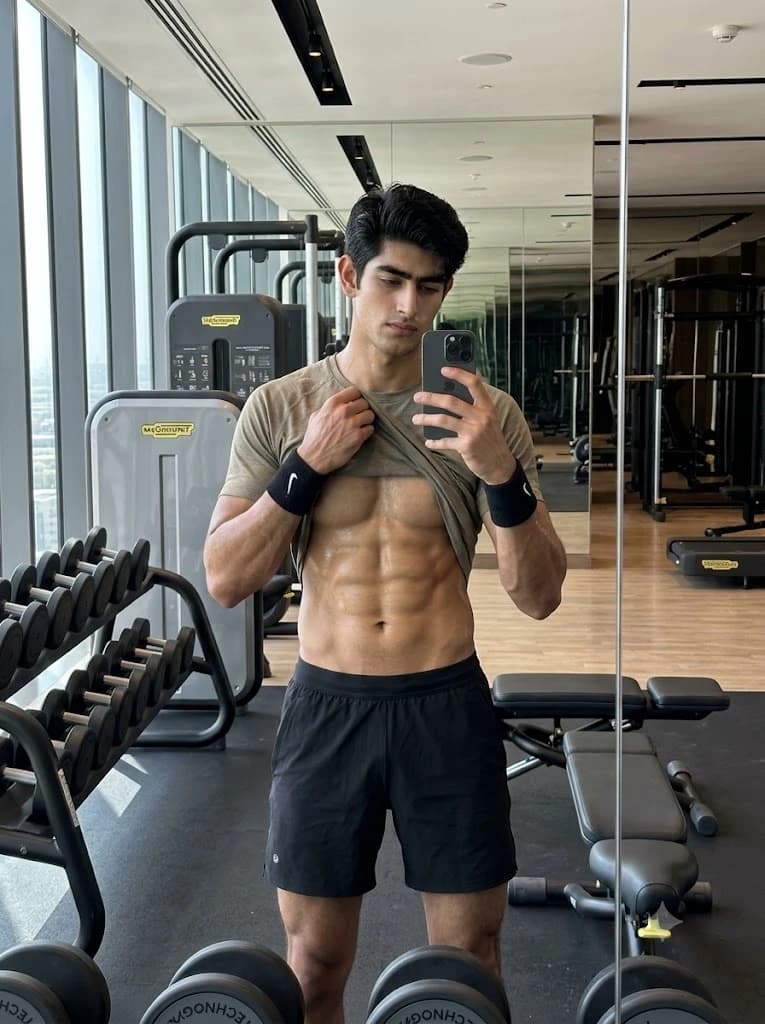 Aesthetic Gym Mirror Selfie Portrait