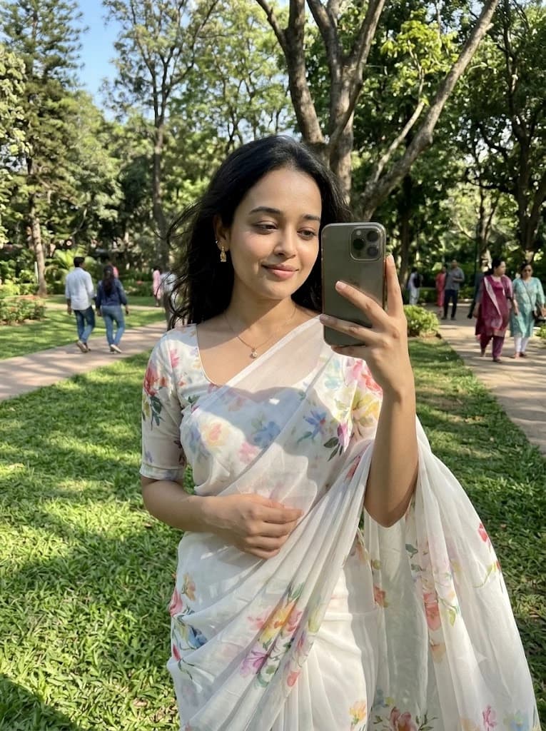 Natural Elegance: Casual Saree Mirror Selfie